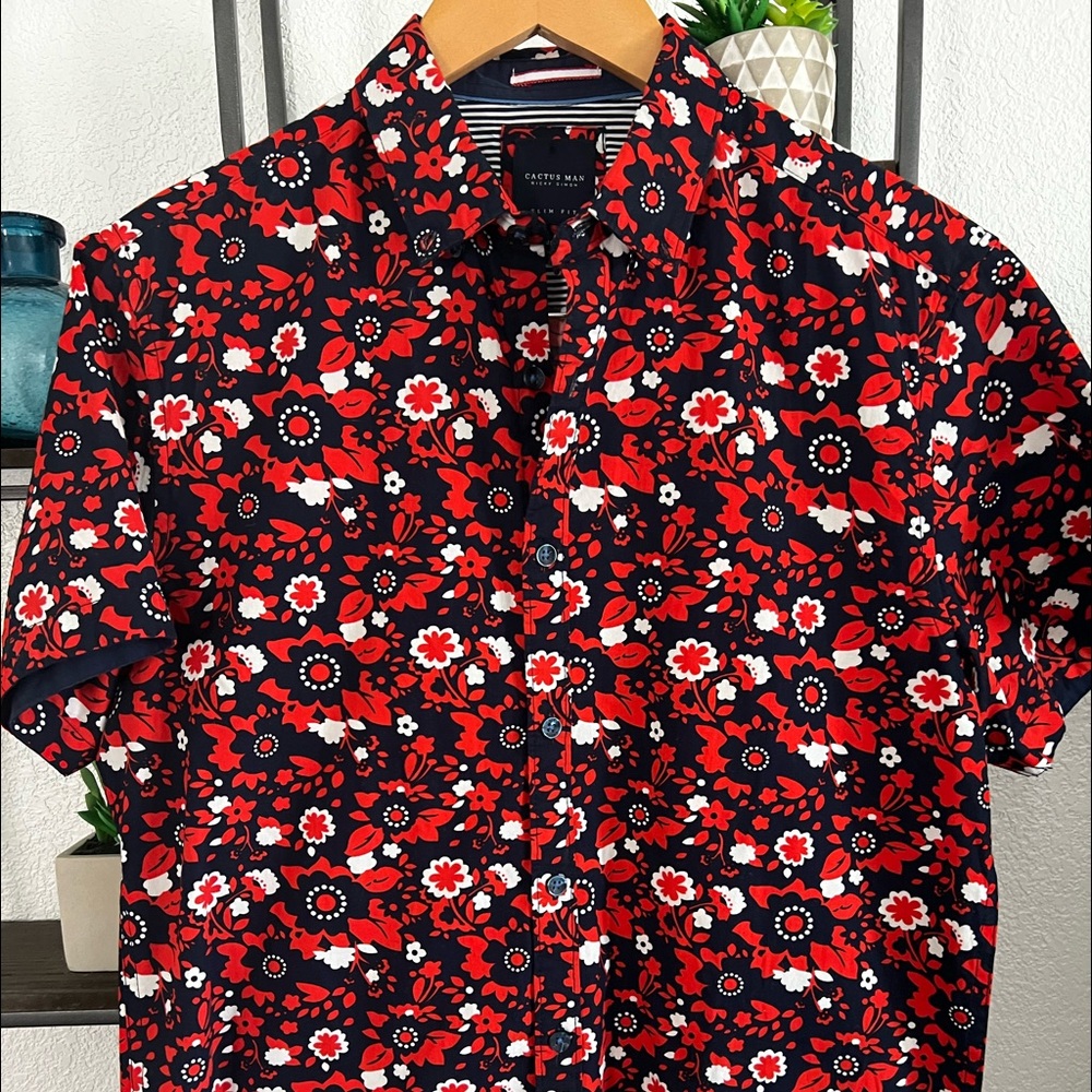Men’s Short Sleeve Button Down (Medium)